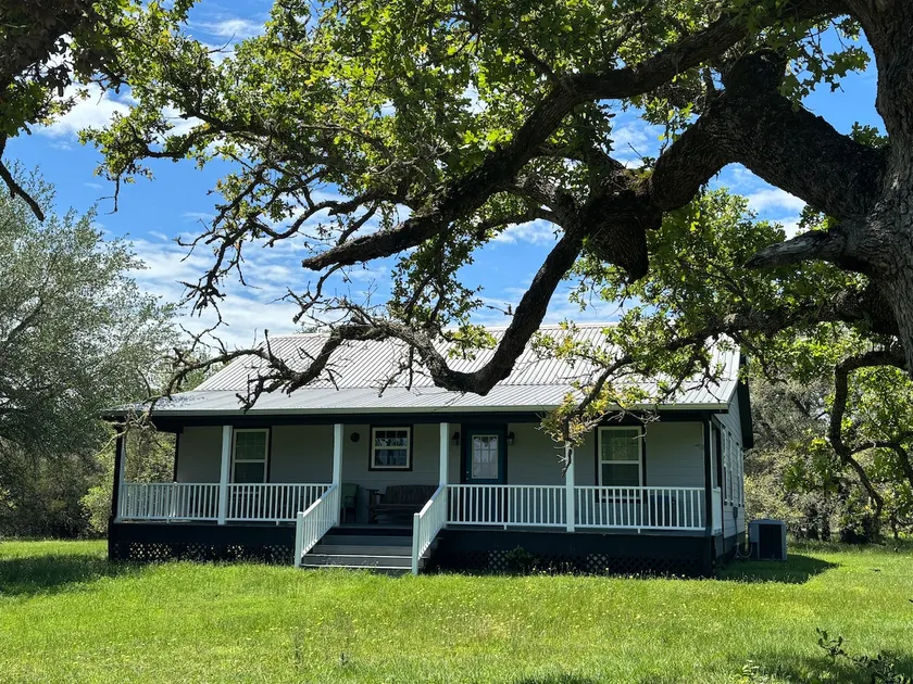 Round Top Four Bedroom Guest House - Image 1