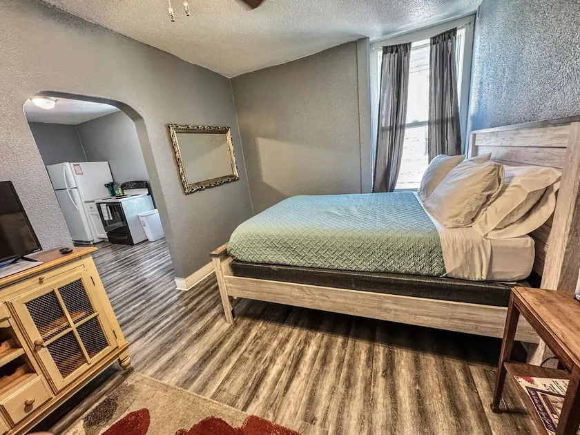 2#Chic Art loft in downtown 1 block of river. - Image 1