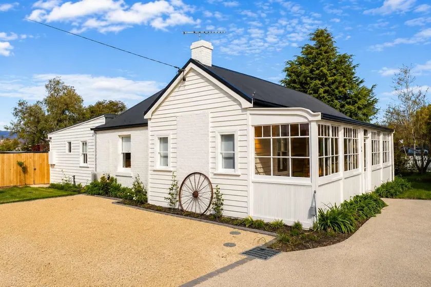 The Baker's Cottage in the Heart of Richmond Sleeps 6 - Image 1