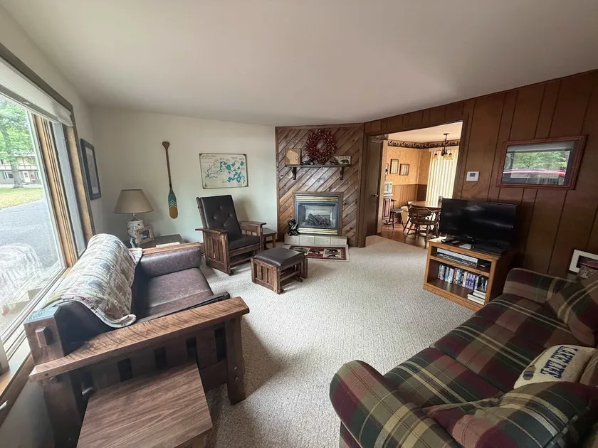 Cozy Mountain Escape: Lake Views & Gas Fireplace - Image 1