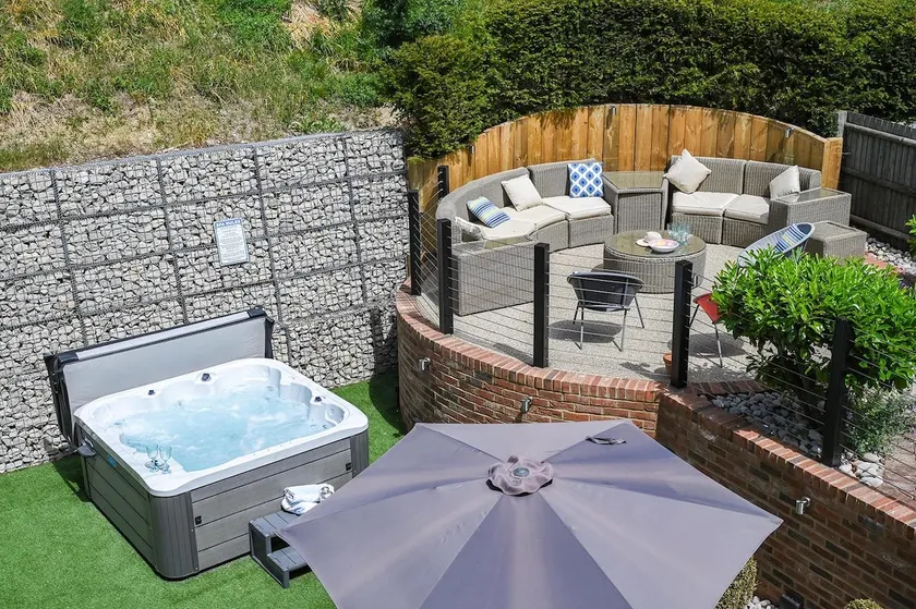 Hockley House by Bloom Stays -  Ideal for family groups, and groups of friends - Image 1