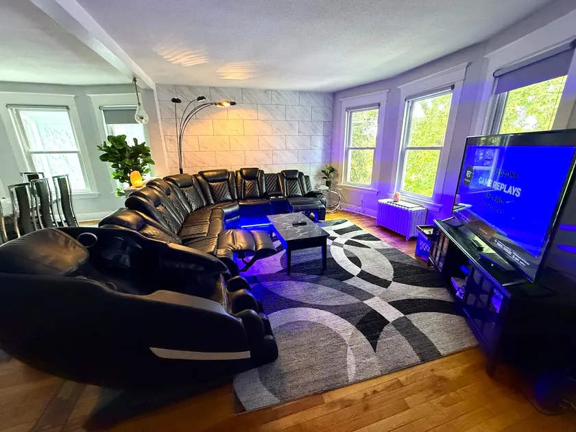 The Pleasant Mansion 9BR Uptown-Downtown by Lux Life - Image 1