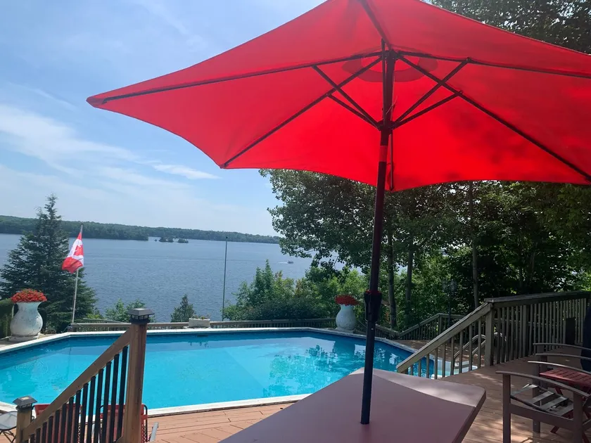 Lakefront cottage with outdoor pool - Image 1