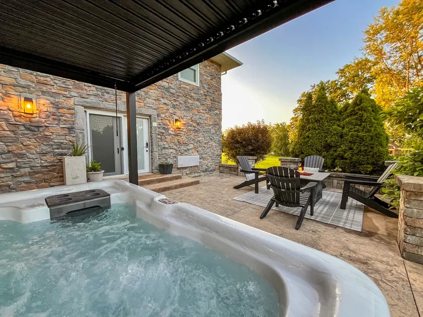 Cozy getaway w/ hot tub + patio in Amish Co! - Image 1