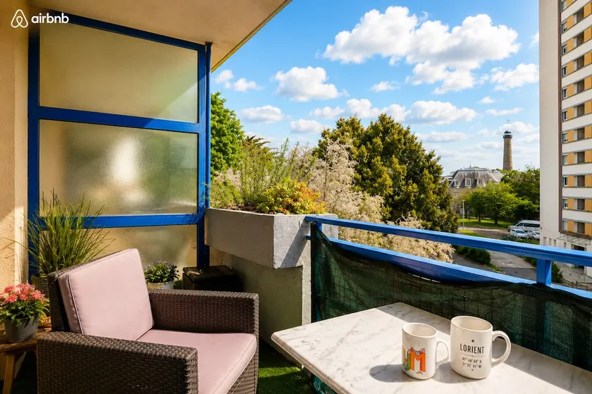 Large, bright 2-bedroom apartment • Terrace • City center & port - Image 1