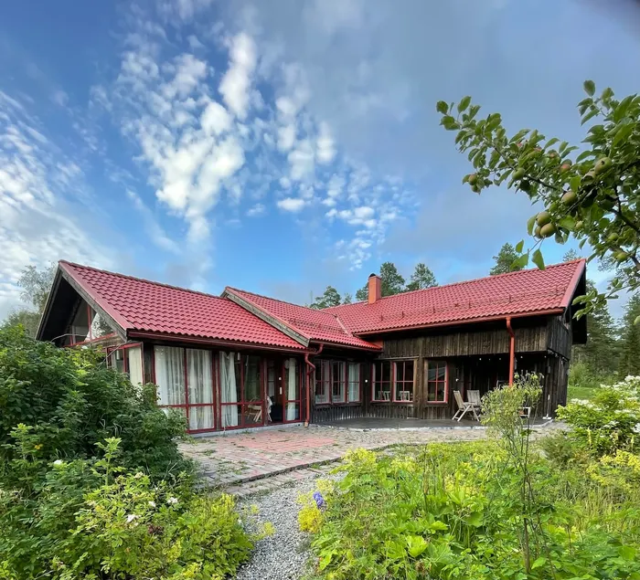 20 min to Umeå 6-7 guests, sea, lake, forest and golf - Image 1