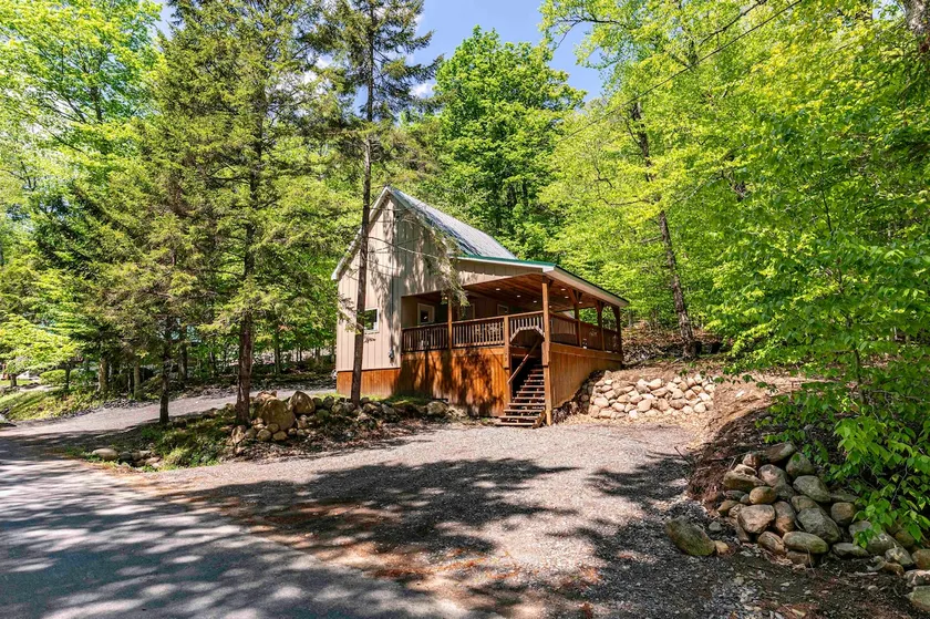 Close to town, hot tub, firepit & private beach - Image 1