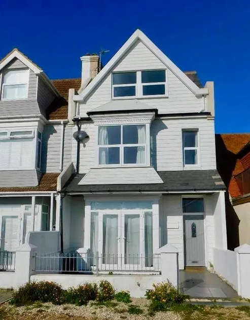 Beautiful 4 Bed Beach House - Image 1