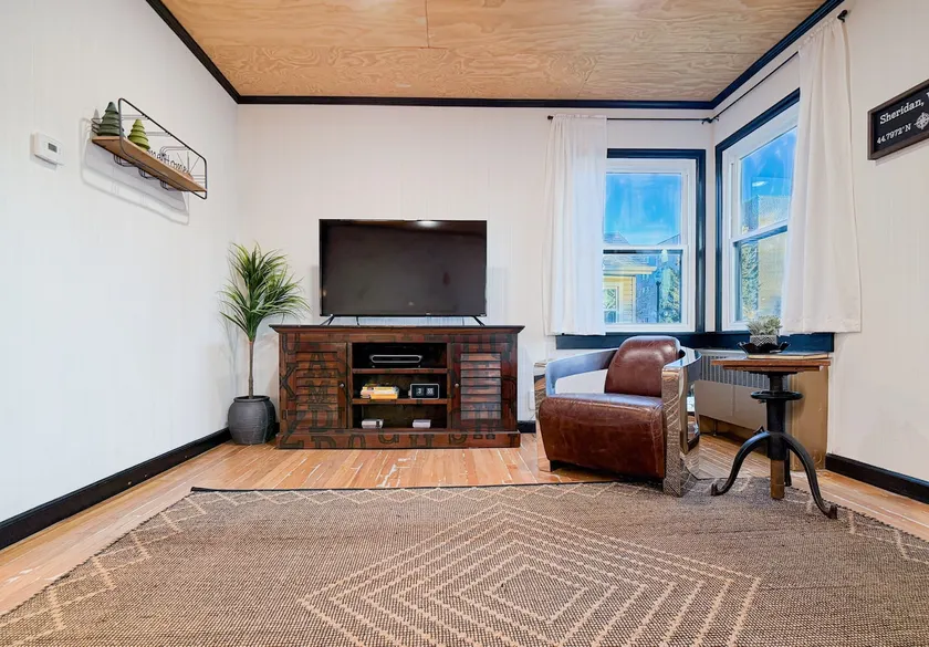 Stylish 1BR Near Main St |The Troubadour Suite - Image 1