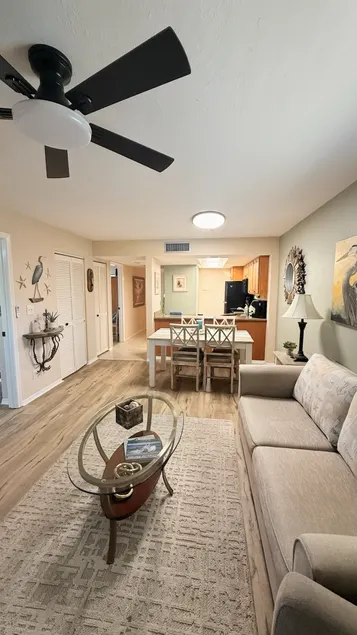 Naples Resort Living at its Finest - Image 1