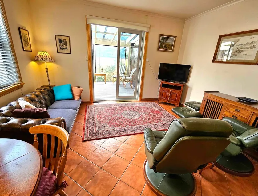 Central cottage, 2-3 bedrooms, With garage - Image 1