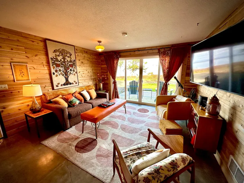 Groovy Shores-Private beach-hot tub-full kitchen - Image 1