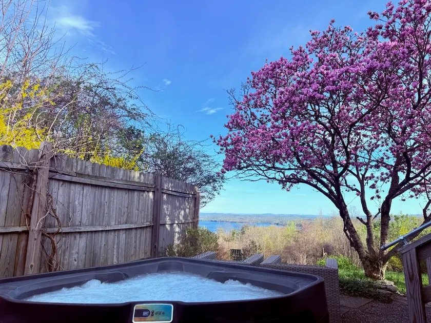 Hot tub with stunning views, 5 min to Woodstock - Image 1