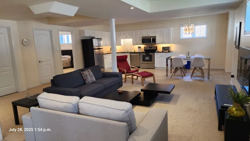Spacious 2 BR, 3 beds, sleeps 6, kitchen, laundry - Image 1