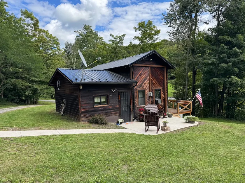 The Railroad Scale House: 40 private acres & creek - Image 1