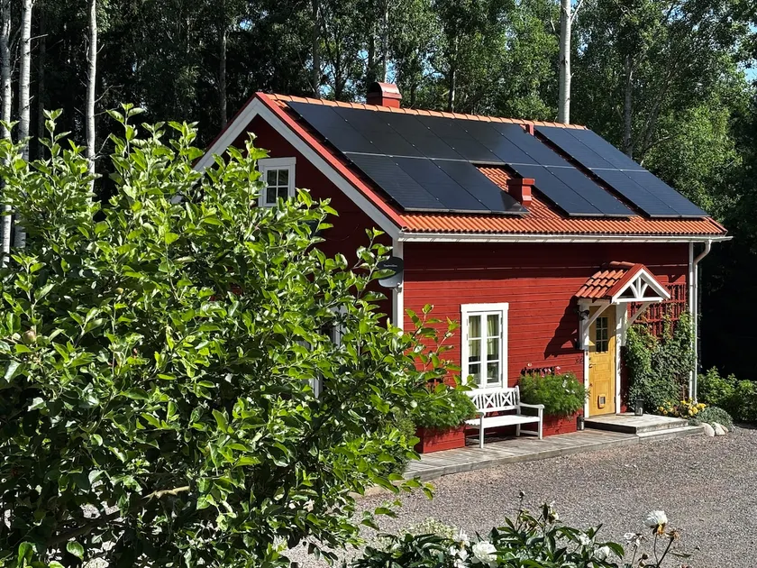 Detached cottage on small farm - Image 1