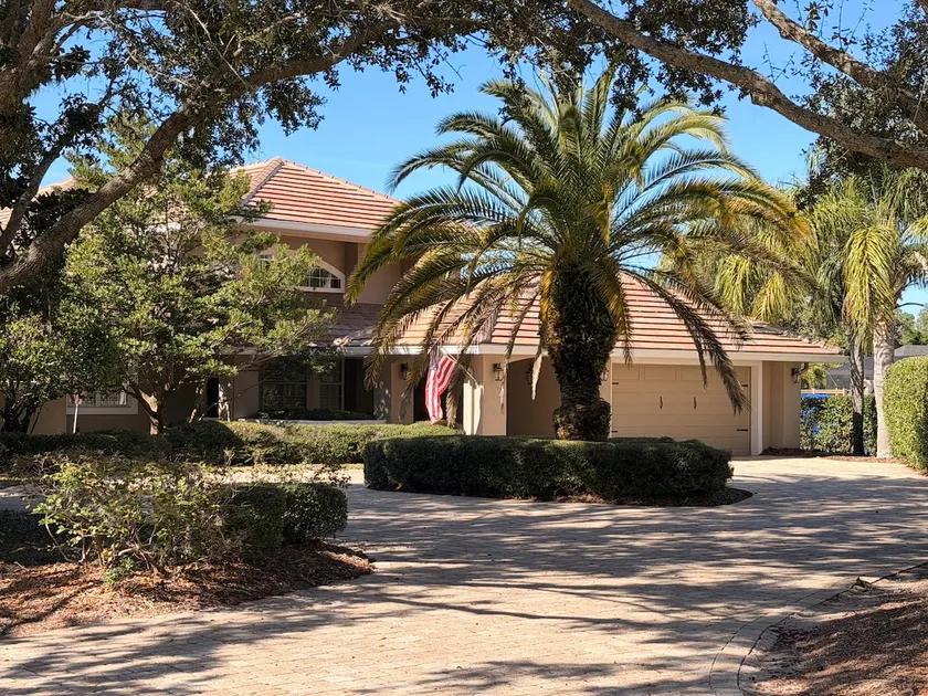 The lakefront Brantley House - Image 1