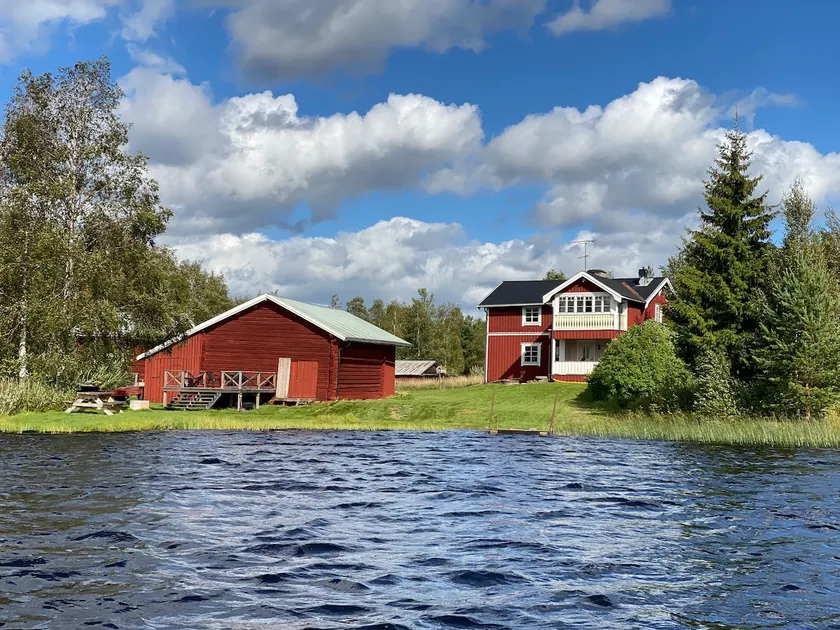 Beautiful cabin by the lake - Image 1