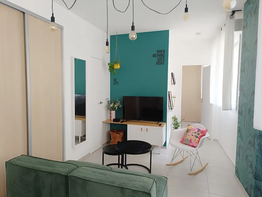 Pleasant 2-room in the hyper center with private parking - Image 1