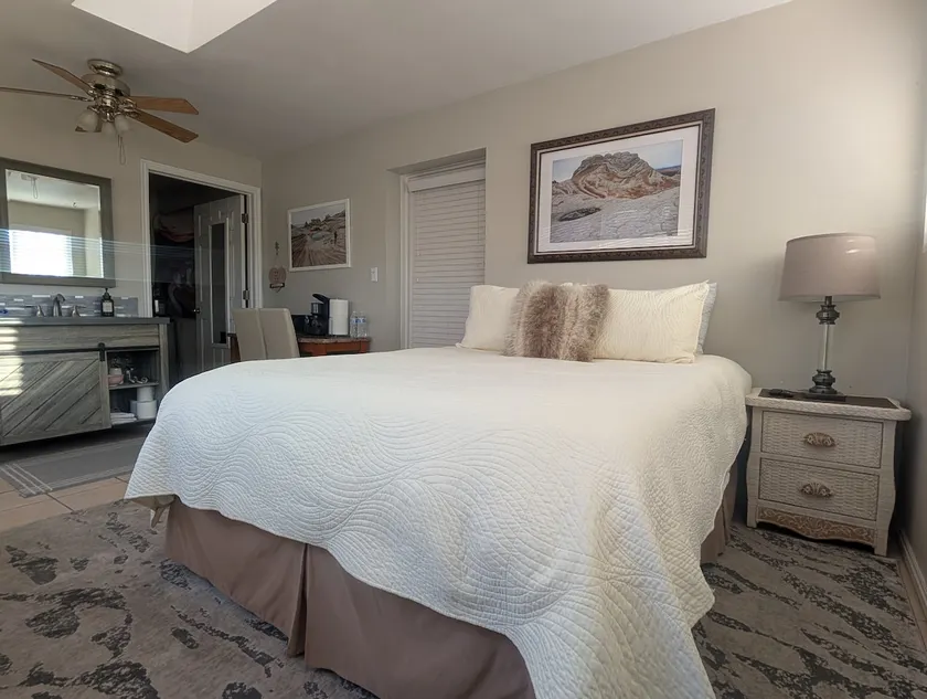 A Sunlit walkable Hideaway, Private Entrance - Image 1