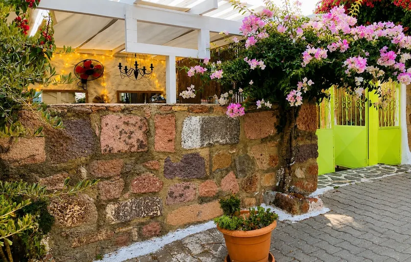 Apollo Stone House • With Garden • 10 min to Alaçatı - Image 1