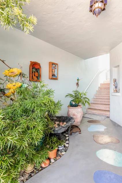 Bubble House Upstairs Flat - 2 BR 1 BTH by Beach - Image 1