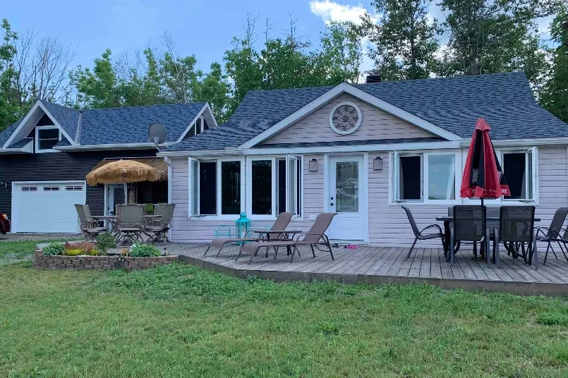 Luxury Cottage with Tikki Hut - Image 1