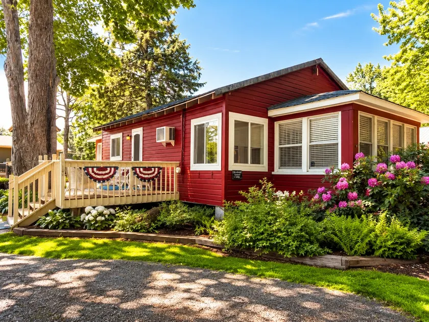 Castaway Cottage in Sylvan Beach - Image 1