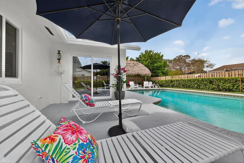 Oasis with Pool & Tiki hut - Image 1