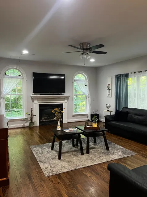 Radiant 4-Bed Haven w/ King suite in N. Wilmington - Image 1