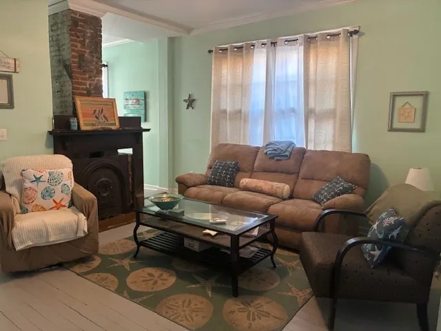 Pet-friendly beach cottage close to downtown - Image 1