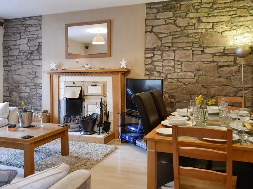 Baldowrie Farm Cottage - Image 1