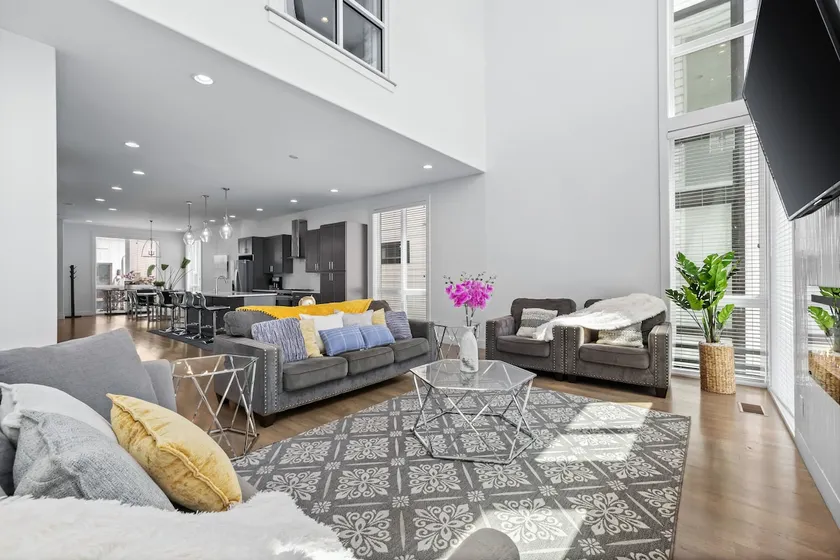 Nashville Near Broadway! Hilltop Deck. Sleeps 8 - Image 1