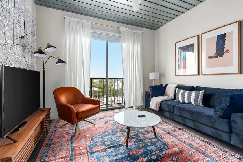 Lodgeur | Well-Equipped King 1BR Loft | Midtown - Image 1
