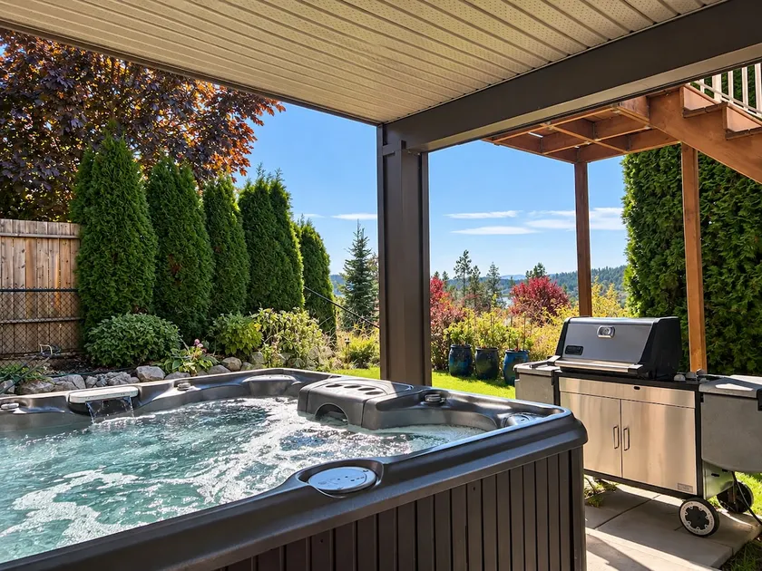 Beautiful Lake Country Retreat -Hot Tub & Sleeps 8 - Image 1