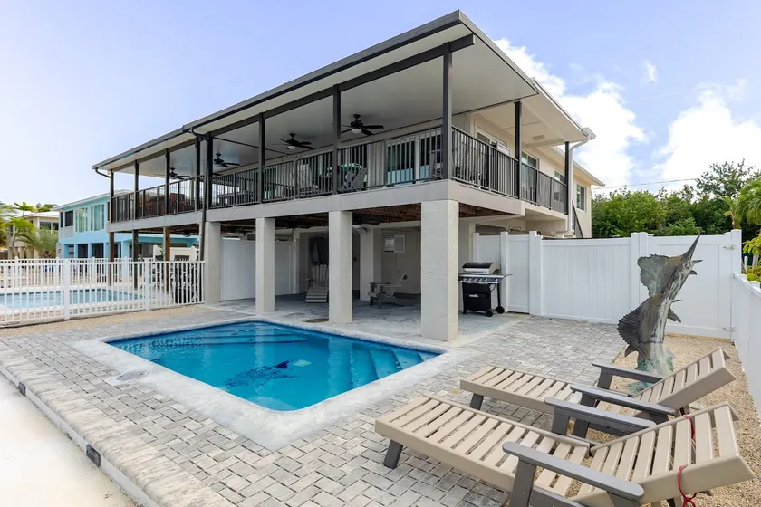 Reel Paradise II - updated 2bed/2bath with brand new private pool & dockage - Image 1
