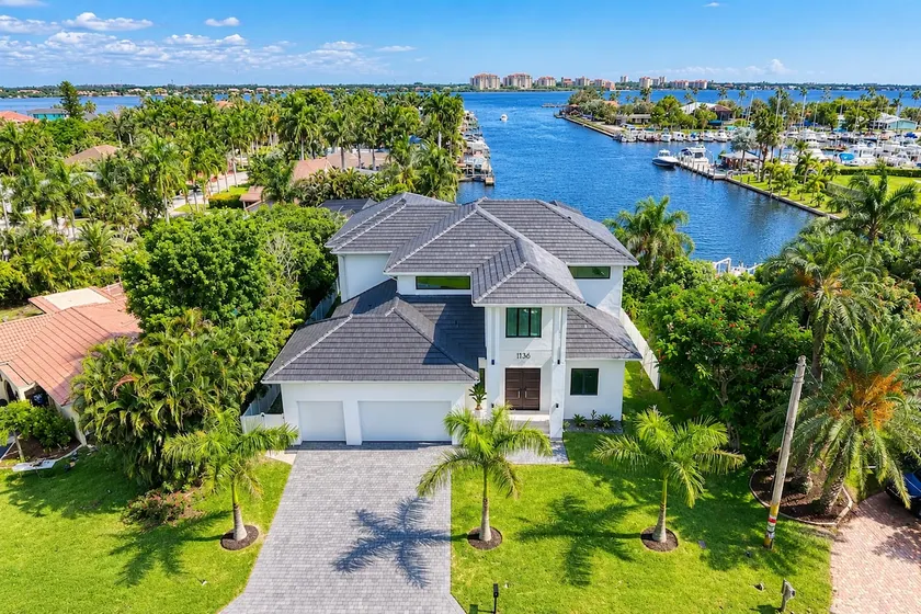 VRCC Villa The Beau, direct access to open water. - Image 1
