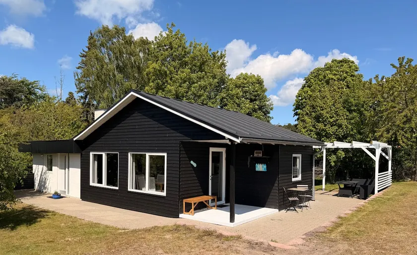 Cozy cottage in a quiet setting near the water - Image 1