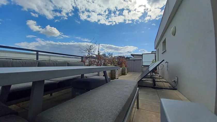 Penthouse 82m2 rooftop 2x30m2 parking near Disney - Image 1