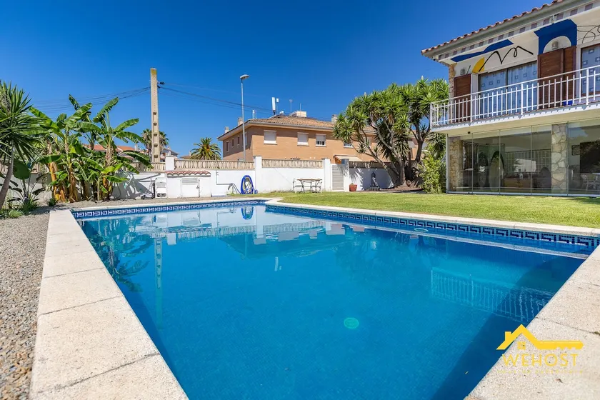 Villa with saltwater pool near the beach - Image 1