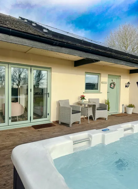 Honeysuckle, Wolds Cottage with Hot Tub, Walesby - Image 1