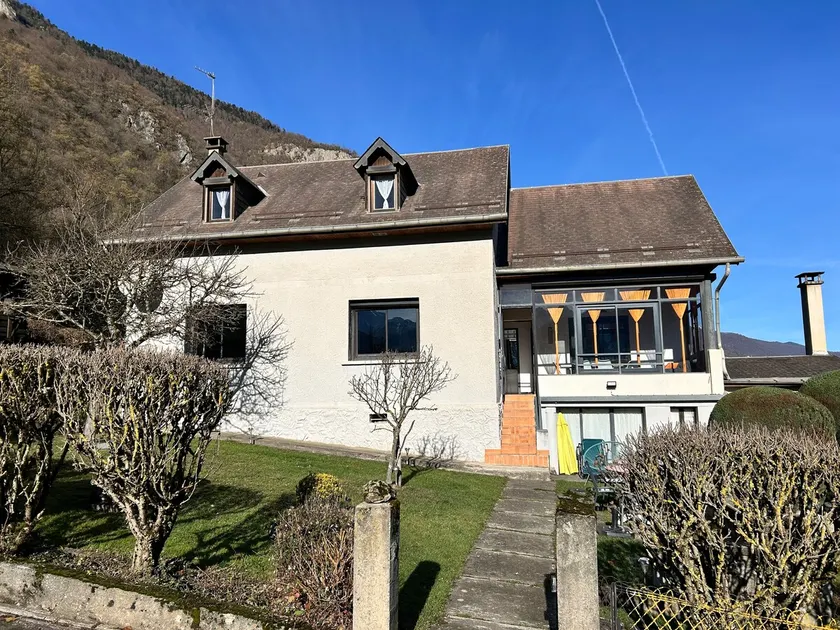 House with large, quiet garden and beautiful mountain views - Image 1