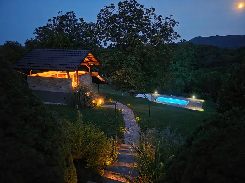 Designer Cottage: Hilltop Pool & Vintage Charm - Image 1