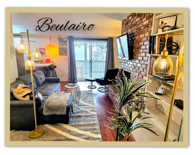 Hilltop View Apartment~ 2Bdrm, 1Bth, Full Kitchen - Image 1