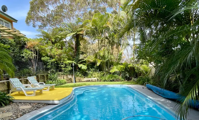 Private & spacious family retreat with aircon & pool. - Image 1