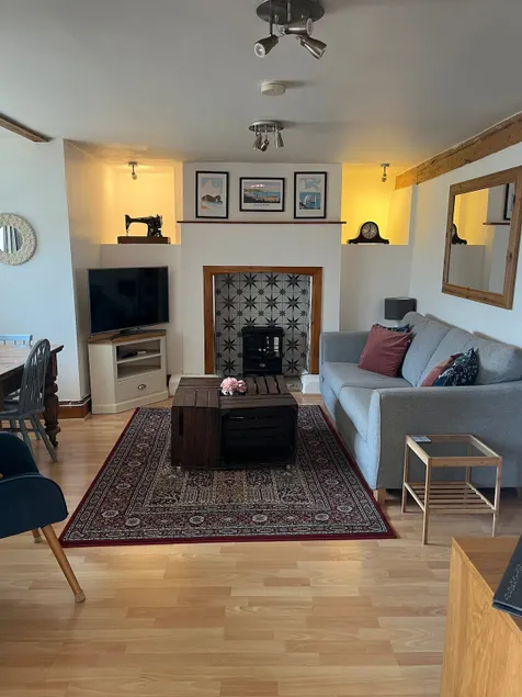 Central 2 bedroom flat with sea views - Image 1