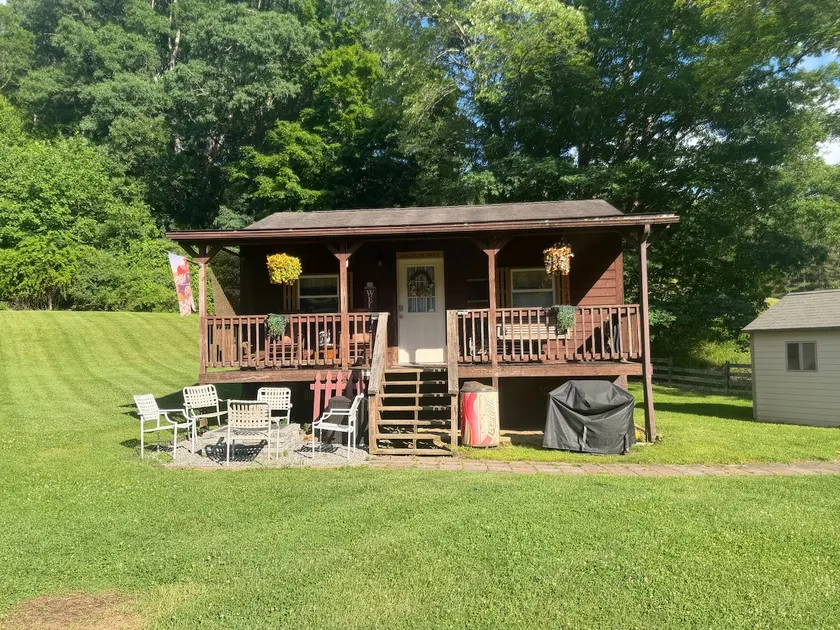 Country cabin /beautiful lakes/ fishing/hiking - Image 1