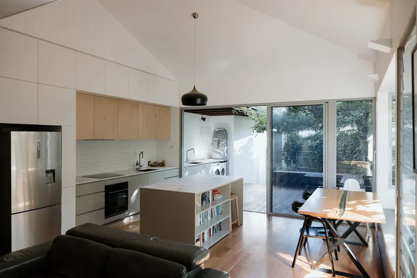*spacious 2 bedder, chic reno, walk everywhere* - Image 1