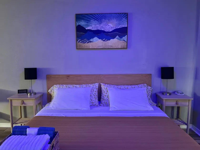 King Suite•Private Entry•Driveway•Wi-Fi•Self Check - Image 1