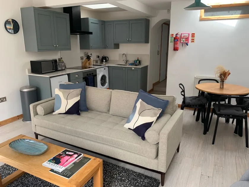 St Benedicts Street Flat with Roof Terrace - Image 1